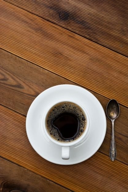 Taza de café en mesa cálida